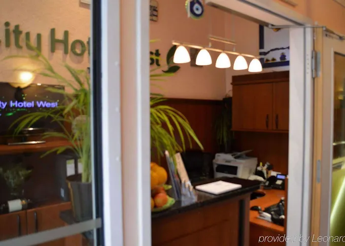 シティ ウエスト ホテル 3*